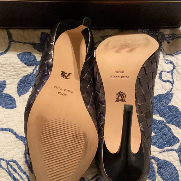 VC Signature pewter woven, silver toe. Never worn. - Picture 4 of 6